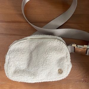 Lululemon Everywhere Belt Bag Fleece - Light Ivory